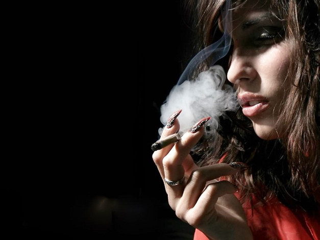 Обои картинки фото девушки, - лица,  портреты, шатенка, лицо, дым, сигареты, маникюр