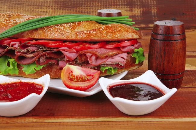 Обои картинки фото еда, бутерброды,  гамбургеры,  канапе, соусы, зеленый, лук, сэндвич, ветчина, помидоры