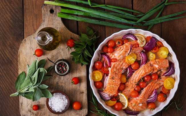 Обои картинки фото еда, рыбные блюда,  с морепродуктами, шалфей, лук, помидоры, форель