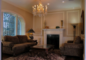 Картинка интерьер гостиная диван люстра кресло окна