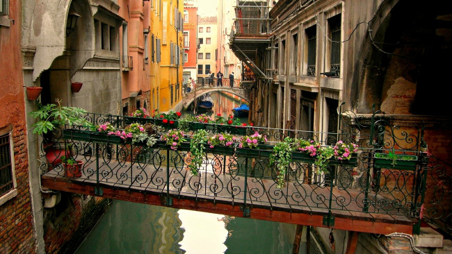 Обои картинки фото города, венеция, италия, цветы, дома, мостики, вода