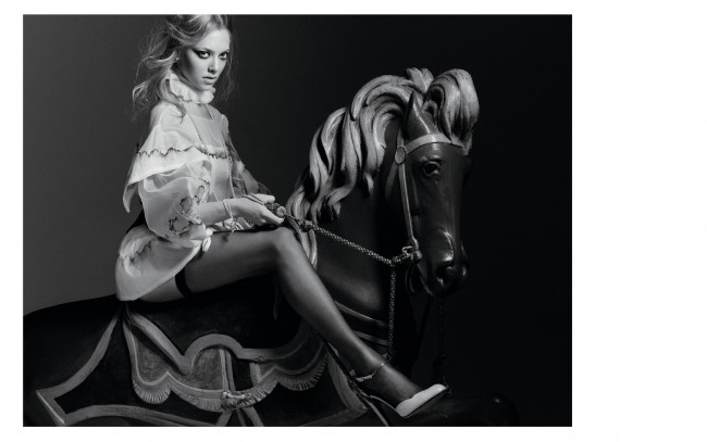 Обои картинки фото Amanda Seyfried, девушки, , чулки, шпильки, бусы, лошадь