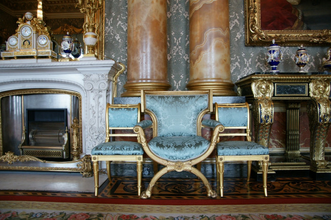Обои картинки фото букингемский, дворец, интерьер, дворцы, музеи, колонны, часы, камин, кресла