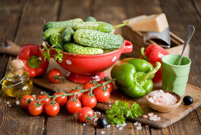 Обои картинки фото еда, овощи, огурцы, паприка, помидоры, черри