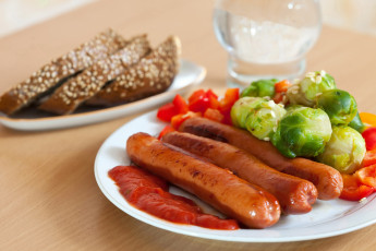 Картинка еда колбасные+изделия хлеб овощи сосиски кетчуп