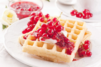Картинка еда пирожные +кексы +печенье десерт вафли красная смородина ягоды сливки