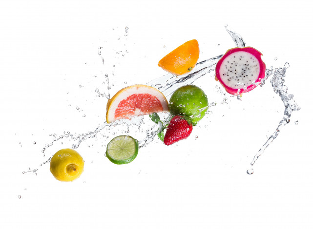 Обои картинки фото еда, фрукты,  ягоды, белый, фон, брызги, клубника, лайм, лимон, вода, апельсин