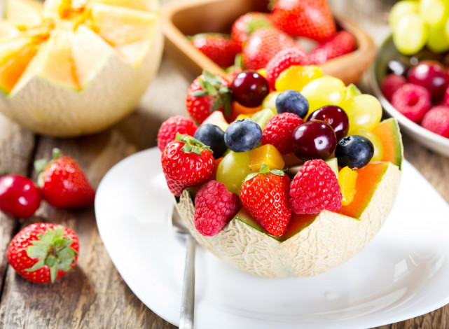 Обои картинки фото еда, мороженое,  десерты, фруктовый, салат, ягоды, клубника, дыня