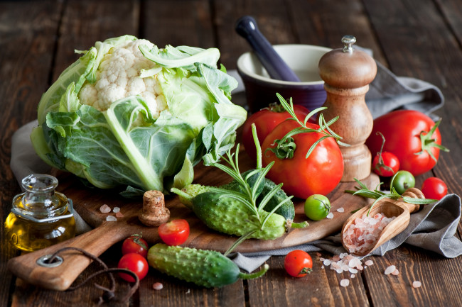 Обои картинки фото еда, овощи, огурцы, капуста, помидоры