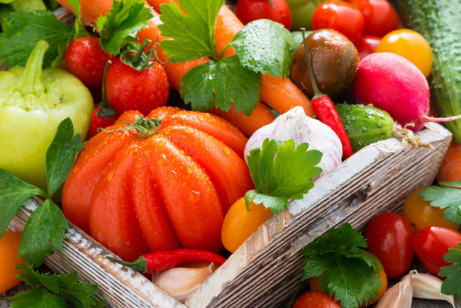 Обои картинки фото еда, овощи, огурец, перец, чеснок, лук, помидор