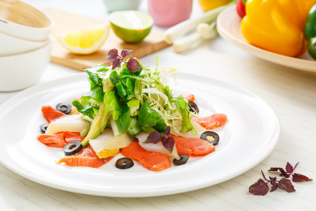 Обои картинки фото еда, салаты,  закуски, семга, оливки, салат