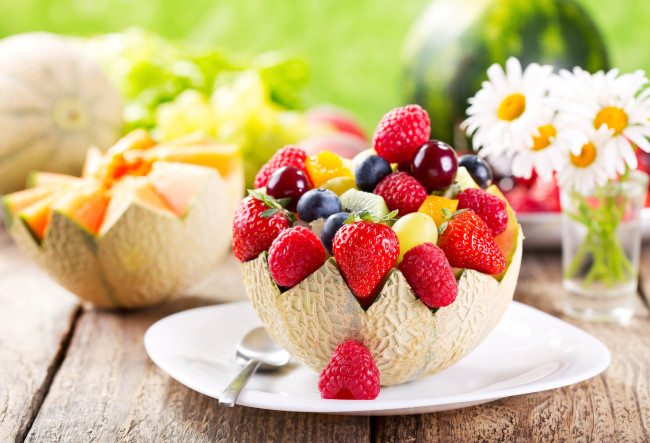 Обои картинки фото еда, мороженое,  десерты, фруктовый, салат, ягоды, клубника, дыня