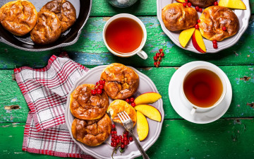 Картинка еда разное десерт смородина персики чай жареные пирожки