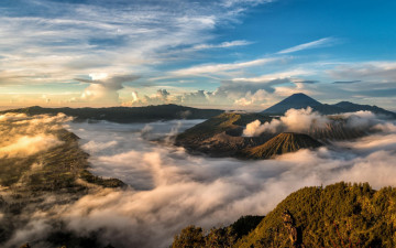 обоя природа, горы, пейзаж, облака, indonesia, bromo-tengger-semeru, national, park, Ява, индонезия, вулкан, бромо, кальдеры, тенггер