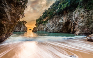 Картинка природа побережье италия море пляж песок скалы деревья волны закат пейзаж
