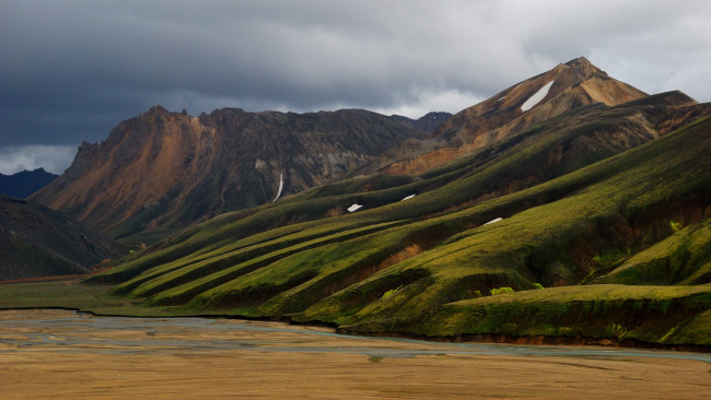 Обои картинки фото landmannalaugar, природа, горы, ручей, зелень, склоны, снег, небо, тучи
