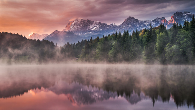 Обои картинки фото природа, реки, озера, горы, деревья, ели, леса, озеро, вода, отражение, восход, рассвет, утро, туман