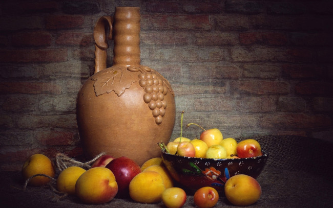 Обои картинки фото еда, фрукты,  ягоды, абрикосы, черешня, текстура, кувшин, натюрморт