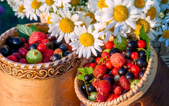 Обои картинки фото еда, фрукты,  ягоды, ягоды, ромашки, цветы, туески