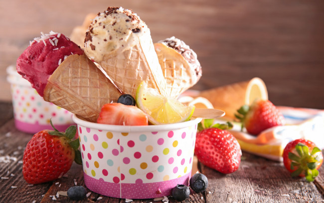 Обои картинки фото еда, мороженое,  десерты, ягоды, сладкое, десерт, клубника, strawberry, fresh, berries, dessert, sweet, ice, cream