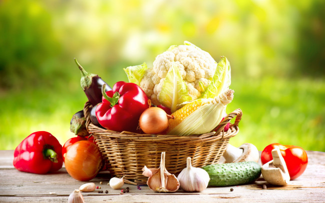 Обои картинки фото еда, овощи, огурец, зелень, боке, натюрморт, перец, корзина, чеснок, репчатый, лук, природа, стол, баклажан, капуста, кукуруза, гриб, помидор