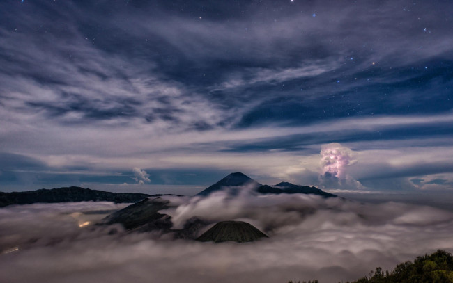 Обои картинки фото природа, горы, пейзаж, облака, indonesia, bromo-tengger-semeru, national, park, Ява, индонезия, вулкан, бромо, кальдеры, тенггер