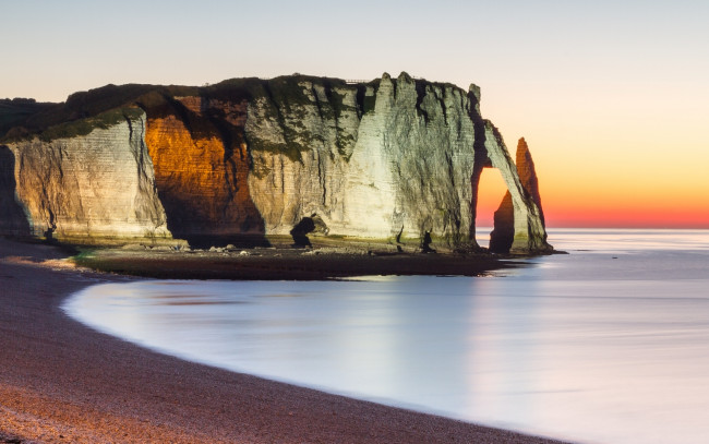 Обои картинки фото природа, побережье, etretat, cliff, by, night, landscape, normandy, берег, море, скала, небо