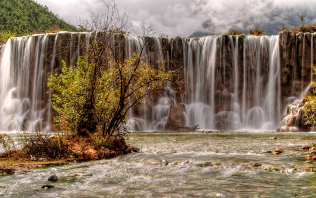 Обои картинки фото природа, водопады, yulong, snow, mountain, китай, горная, река, камни, скала, водопад
