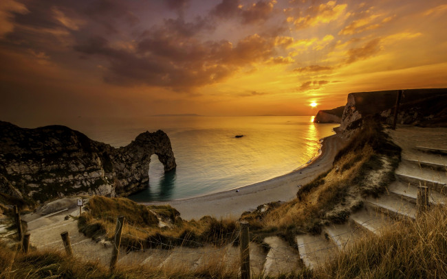 Обои картинки фото природа, восходы, закаты, море, побережье, пляж, скалы, камни, арка, спуск, лестница, закат, горизонт, зарево