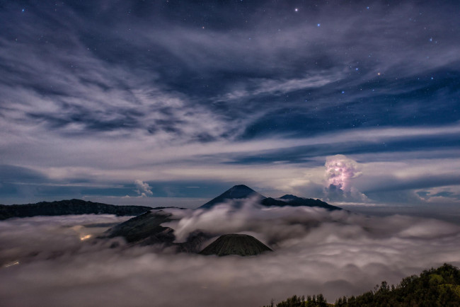 Обои картинки фото природа, пейзажи, кальдеры, тенггер, облака, вулкан, бромо, индонезия, Ява, bromo-tengger-semeru, national, park, indonesia