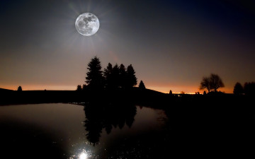 Картинка природа пейзажи лучи озеро деревья луна силуэты закат вечер