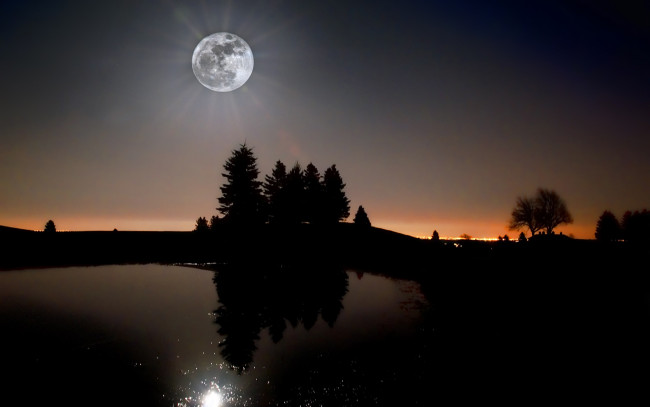 Обои картинки фото природа, пейзажи, лучи, озеро, деревья, луна, силуэты, закат, вечер