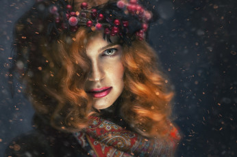 Картинка девушки -unsort+ лица +портреты девушка ягоды локоны платок лицо венок снег рыжая взгляд