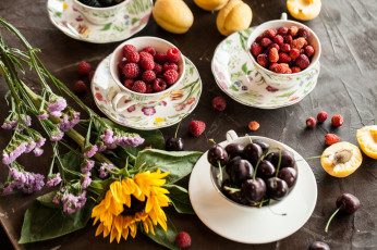 Картинка еда фрукты +ягоды земляника черешня малина ягоды абрикос