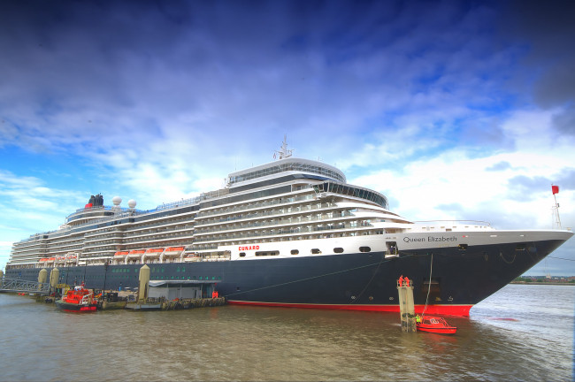 Обои картинки фото queen elizabeth in liverpool, корабли, лайнеры, лайнер, круиз