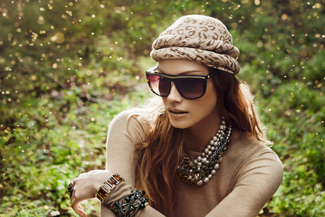 Обои картинки фото девушки, alyssa sutherland, алиса, сазерленд, модель, очки, тюрбан, блики, украшения, свитер, бусы, браслеты, кольцо