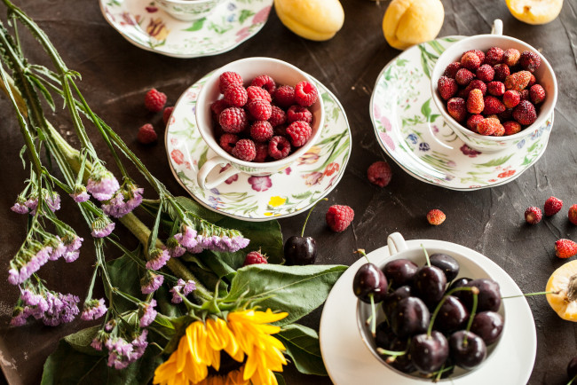 Обои картинки фото еда, фрукты,  ягоды, цветы, земляника, малина, черешня, ягоды