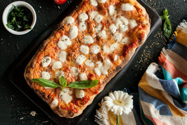 Обои картинки фото еда, пицца, зелень, приправа, начинка, помидоры