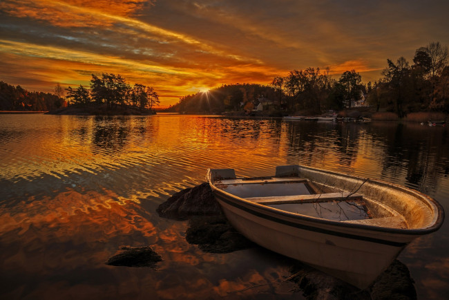 Обои картинки фото корабли, лодки,  шлюпки, водоем, камни, деревья, закат