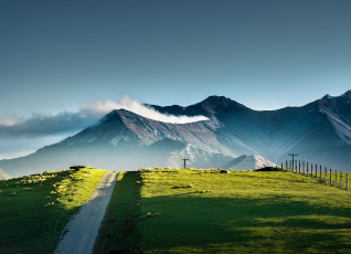 Картинка природа горы дорога небо облака столбы новая зеландия