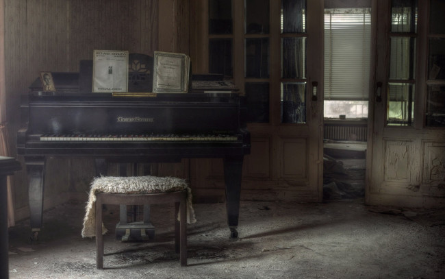 Обои картинки фото музыка, -музыкальные инструменты, помещение, дверь, табурет, пианино