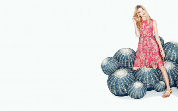 Картинка девушки martha+hunt модель блондинка платье мячи кактусы