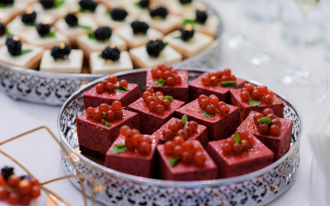 Обои картинки фото еда, пирожные,  кексы,  печенье, ягоды, ассорти, красная, смородина