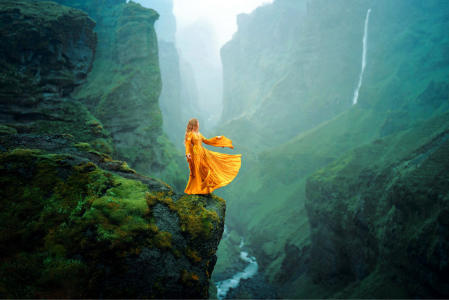 Обои картинки фото девушки, - креатив,  косплей, горы, водопад, рыжие, волосы, платье