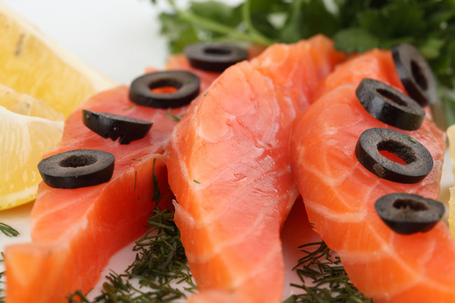 Обои картинки фото еда, рыба, морепродукты, суши, роллы, красная, сёмга, лосось, оливки, маслины
