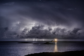 Картинка природа молния +гроза ночь маяк тучи гроза море