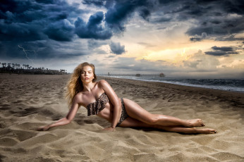 Картинка девушки -unsort+ брюнетки +шатенки пристань песок облака молния тучи пальмы побережье море пляж