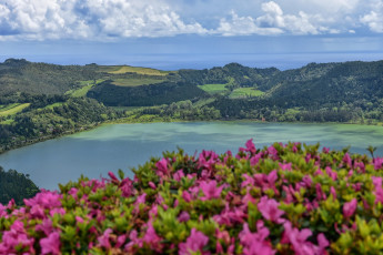 Картинка природа реки озера цветы весна панорамы озеро фурнаш португалия сан мигель зелень облака азорские острова азоры остров