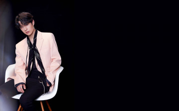 Картинка мужчины wang+yi+bo актер певец пиджак галстук кресло