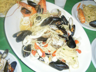 Картинка еда рыбные блюда морепродуктами спагетти креветки мидии